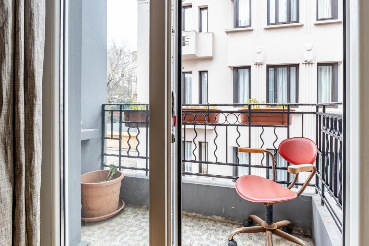 Flat With Balcony And Bosphorus View In Beyoglu Apartment Istanbul Bagian luar foto