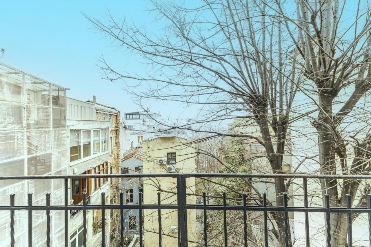 Flat With Balcony And Bosphorus View In Beyoglu Apartment Istanbul Bagian luar foto
