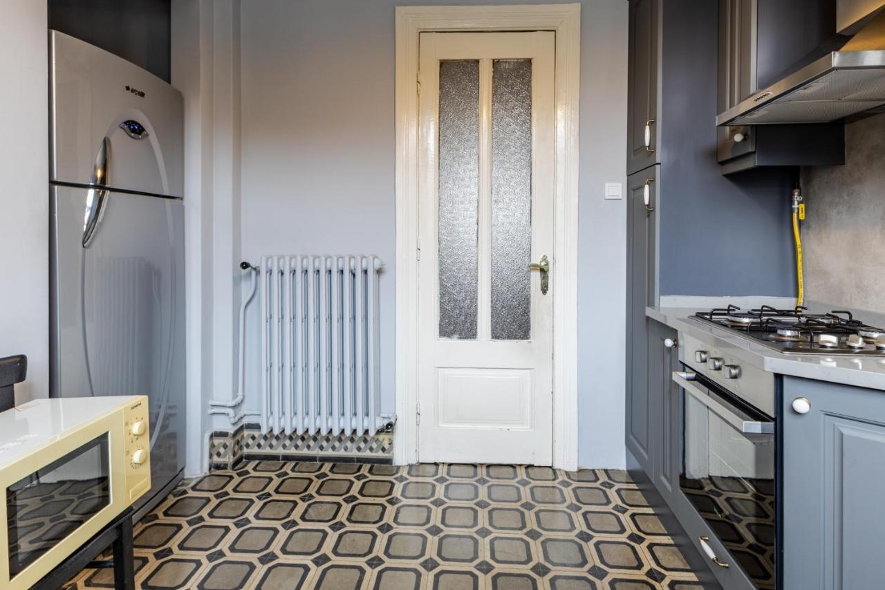 Flat With Balcony And Bosphorus View In Beyoglu Apartment Istanbul Bagian luar foto