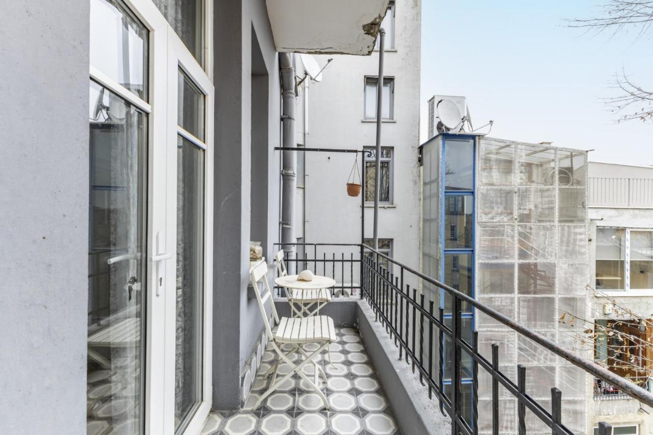 Flat With Balcony And Bosphorus View In Beyoglu Apartment Istanbul Bagian luar foto