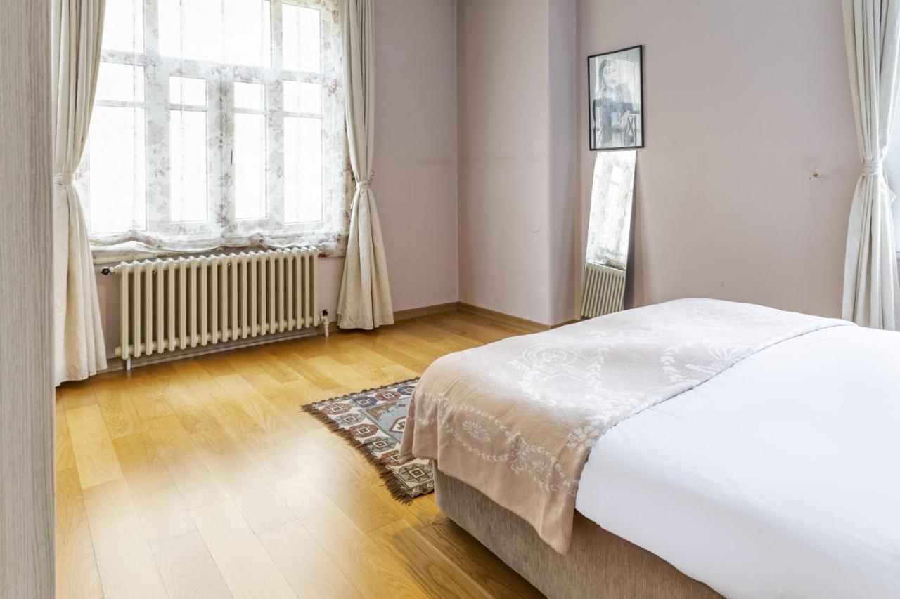 Flat With Balcony And Bosphorus View In Beyoglu Apartment Istanbul Bagian luar foto