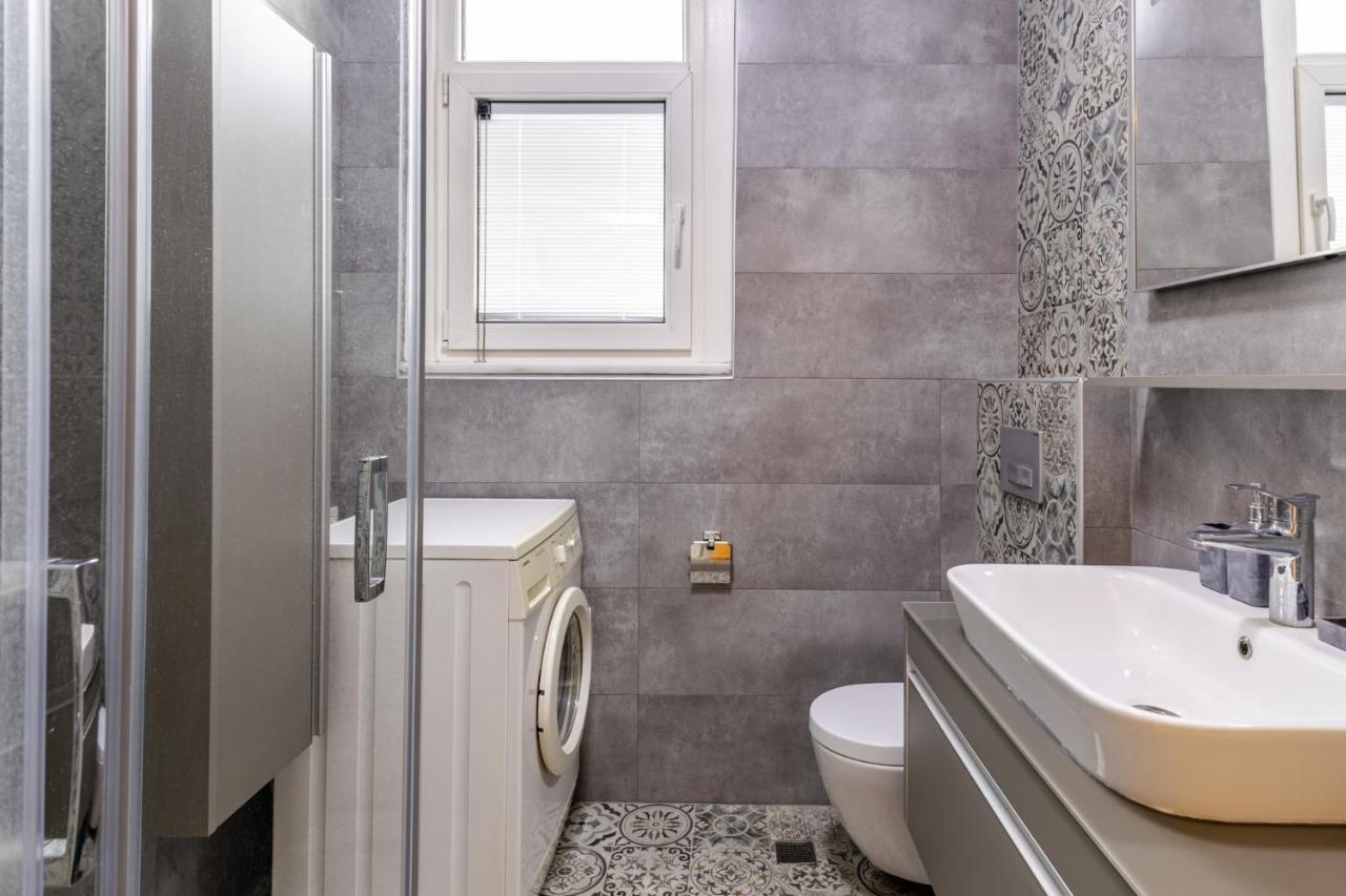 Flat With Balcony And Bosphorus View In Beyoglu Apartment Istanbul Bagian luar foto