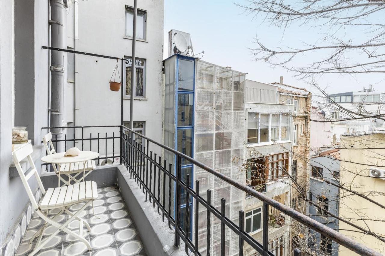 Flat With Balcony And Bosphorus View In Beyoglu Apartment Istanbul Bagian luar foto